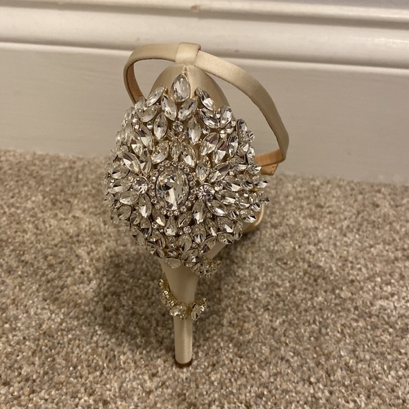 NIB stunning Badgley Mischka Vienna ivory satin shoes. Size 9. - Picture 5 of 15